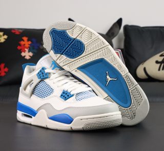 Rubber outsole of Jordan 4 Military Blue 2012 Reps with traction pattern
