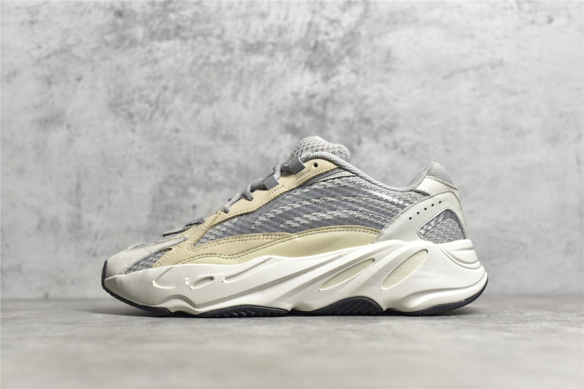 YEEZY BOOST 700 V2 CREAM Reps