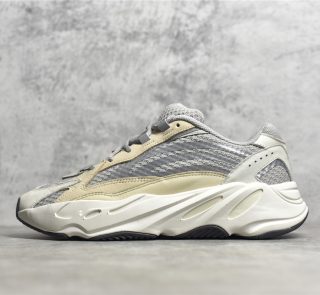 YEEZY BOOST 700 V2 CREAM Reps