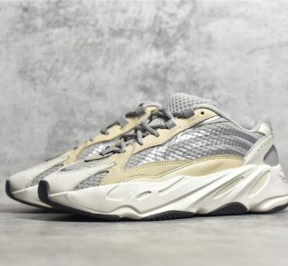 YEEZY BOOST 700 V2 CREAM Reps - Image 3