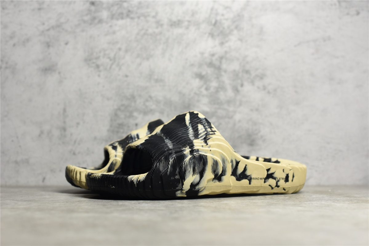 UA originals adilette - Image 3