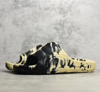 UA originals adilette - Image 3
