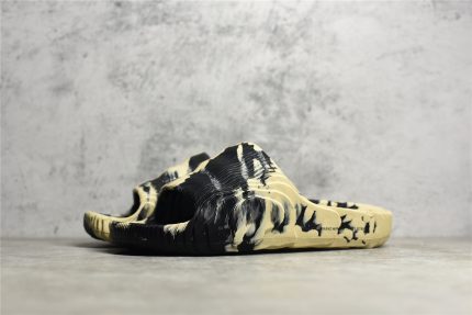 UA originals adilette - Image 3
