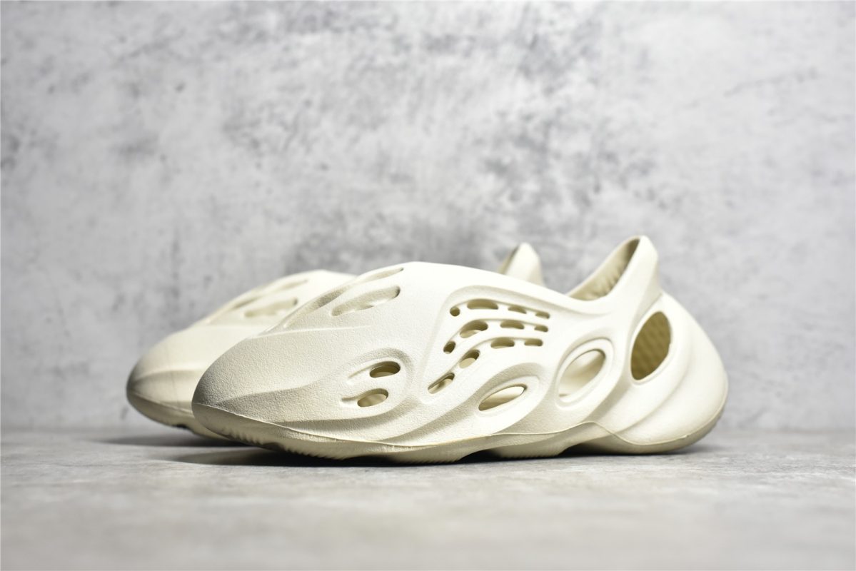 UA Yeezy Foam Runner Sand Replicas - Image 3