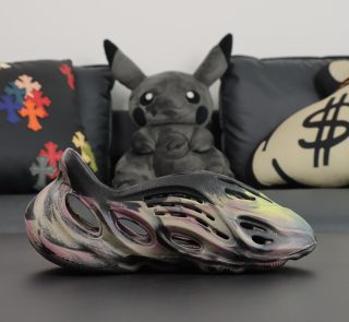 Single shoe profile of MX Carbon Yeezy Foam Runner with marbled swirl