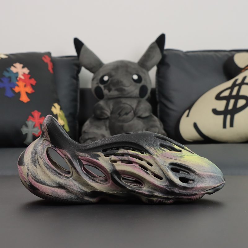 Single shoe profile of MX Carbon Yeezy Foam Runner with marbled swirl