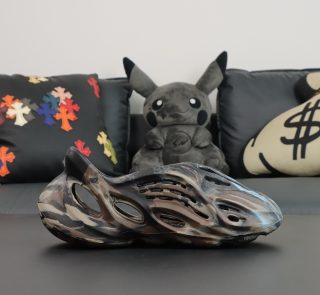 Single shoe profile of Foam Runner Cinder in MX dark swirl tones