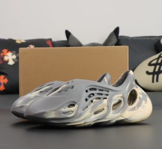 Yeezy Foam Runner Moon Gray reps in beige-grey swirl with box