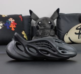 Single shoe profile of Yeezy Foam Runner Onyx in full black