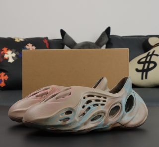 Yeezy Foam Runner Sand Grey reps with MX swirl and retail-style box