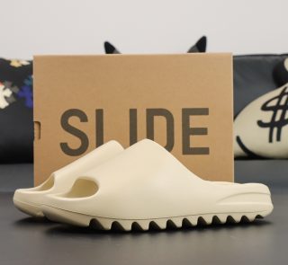 Yeezy Slide Bone reps in beige with original box