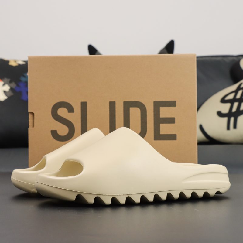 Yeezy Slide Bone reps in beige with original box