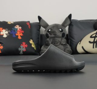 Inner side of Yeezy Slide Onyx Reps with textured EVA foam